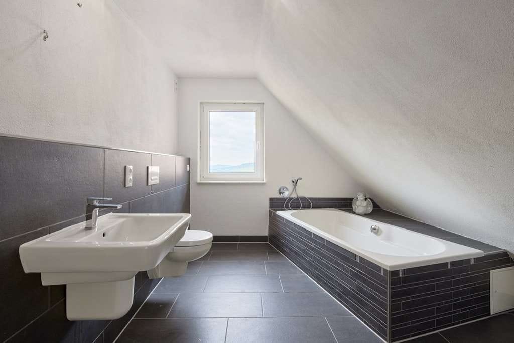 Immobilie in Büdingen - Nachhaltiges Familienidyll mit Einliegerwohnung und Weitblick - Bild 3