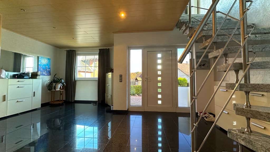Immobilie in Kirchen (Sieg) - Gepflegtes Einfamilienhaus mit großer Terrasse, Garten und Garage in Kirchen - Bild 1