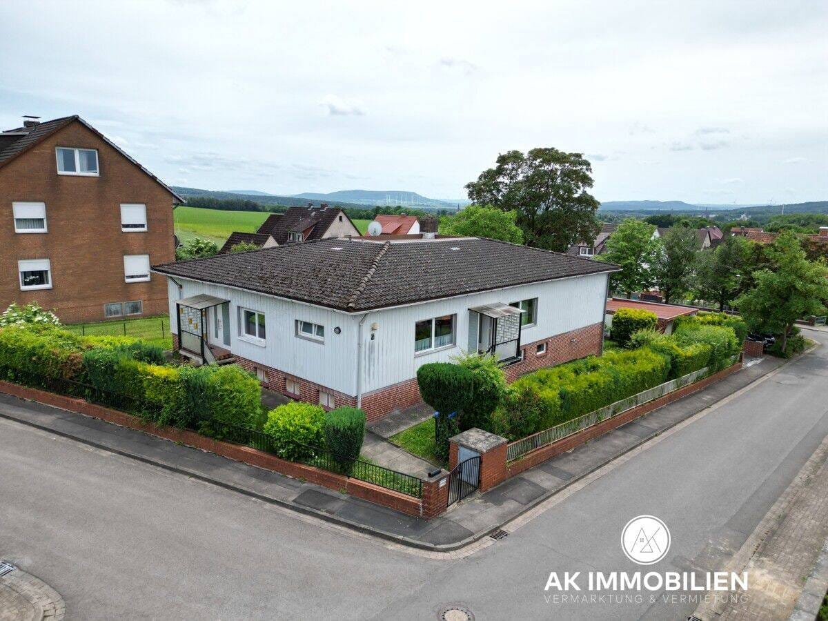Immobilie in Bad Münder am Deister - Großes Zweifamilienhaus mit Atriumhof und Schwimmbad in Bad Münder - Ortsteil Nettelrede - Bild 2