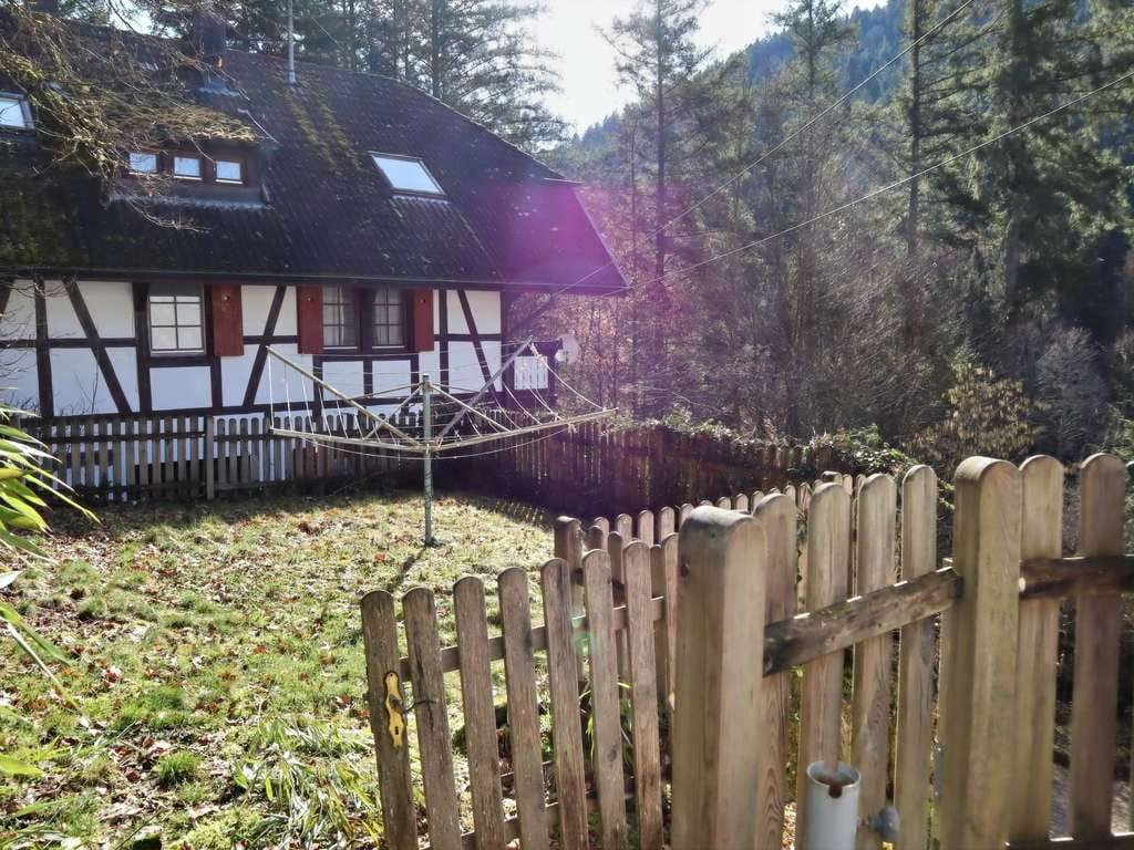 Immobilie in Bad Teinach-Zavelstein - Ihr Traum vom Eigenheim. Großes Zweifamilienhaus in toller Halbhöhenlage von Bad Teinach. - Bild 2