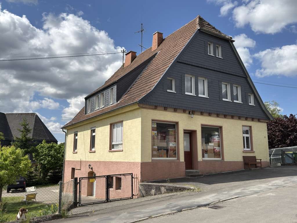 Immobilie in Birstein - **Charmantes Zwei-Familienwohnhaus auf großzügigem Grundstück in Ortslage von Birstein** - Bild 0