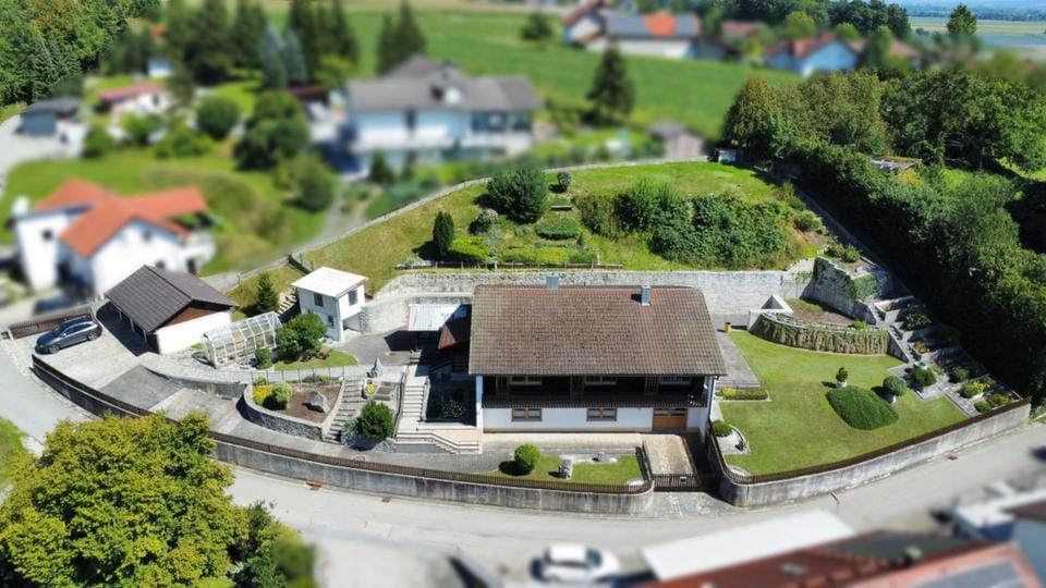 Immobilie in Eichendorf - Großes Einfamilienhaus mit idyllischem Garten in ruhiger Siedlungslage - Bild 0