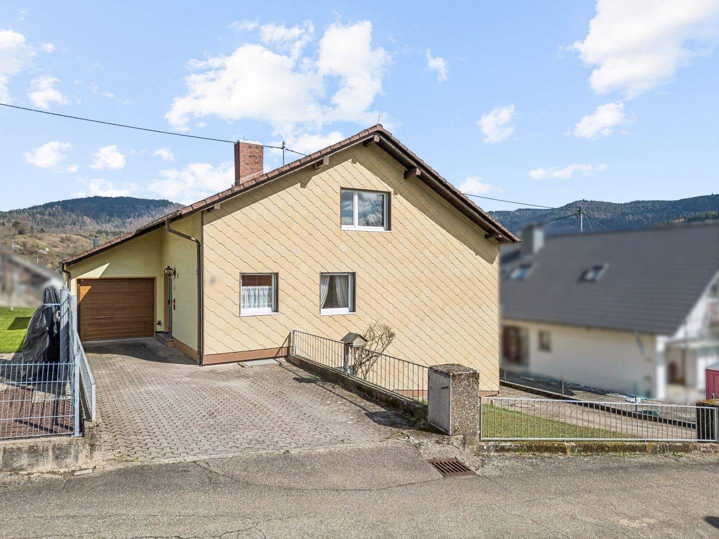 Immobilie in Gaggenau - Einfamilienhaus mit Einliegerwohnung in sonniger Randlage von Gaggenau-Michelbach - Bild 0