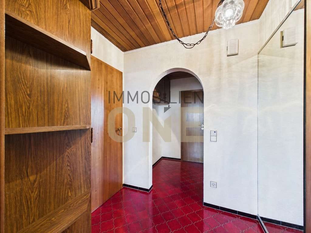 Immobilie in Barbing - Sanierungsbedürftige 4,5-Zimmer-Wohnung mit Südbalkon, Einzelgarage und Weitblick - Bild 1