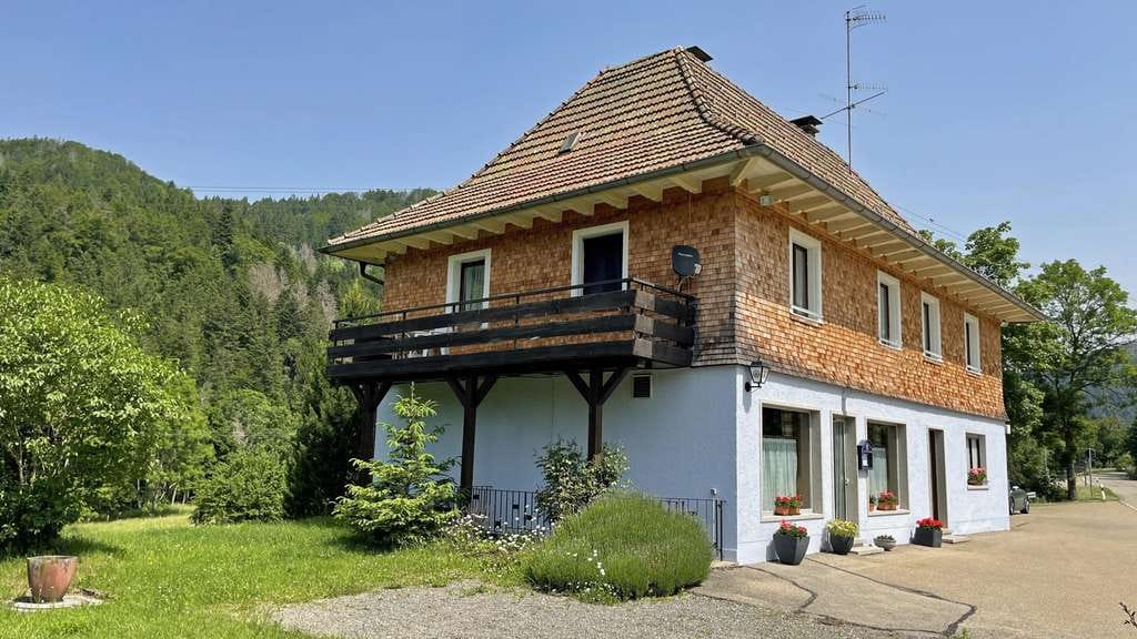 Immobilie in St. Blasien - Teilrenoviertes Wohnhaus mit Ausbaureserve im schönen Albtal! - Bild 0