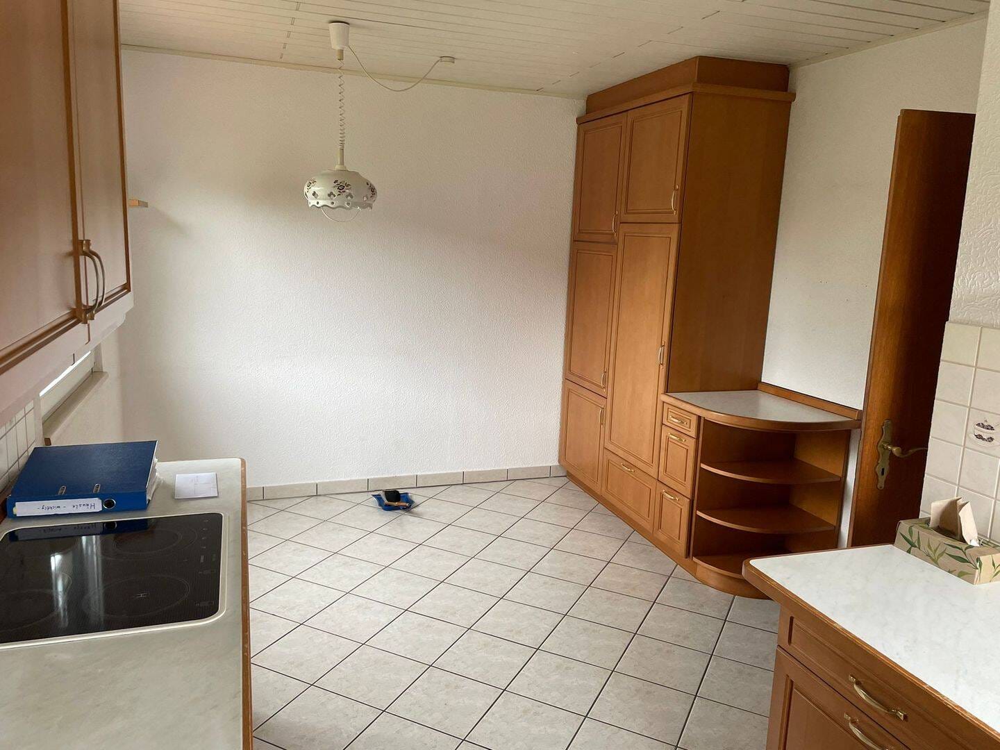 Immobilie in Wehretal - ---- KAUFPREISANPASSUNG---- Einfamilienhaus in schöner und begehrter Lage in Reichensachsen mit großem Balkon und großem Grundstück, 3 Garagen - Bild 4