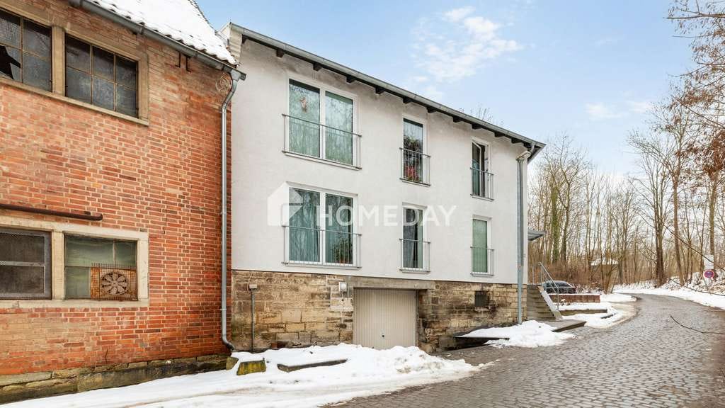 Immobilie in Bad Gandersheim - Charmantes 4-Familienhaus in ruhiger Hanglage – Solide Kapitalanlage mit 4 Garagen & 2 Stellplätzen - Bild 2