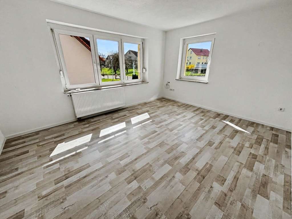 Immobilie in Ellenberg - Saniertes Einfamilienhaus mit Doppelgarage und Garten in Ellenberg - Bild 2