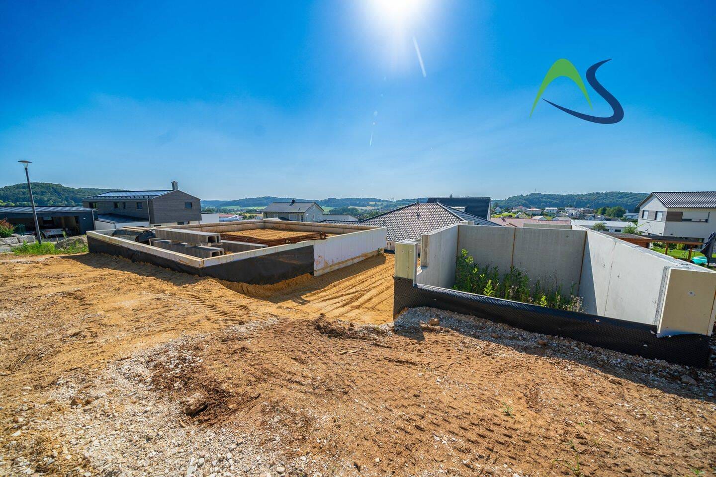 Immobilie in Velburg - Traumgrundstück auf sonnigem Westhang mit Massivhaus zum selbst ausbauen oder Schlüsselfertig - Bild 0