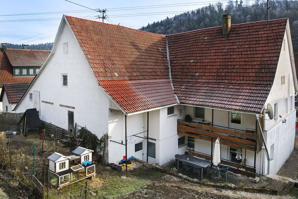 Immobilie in Burladingen - Komfortables Wohnen und Platz für Hobbyschrauber oder kleines Gewerbe - Bild 0