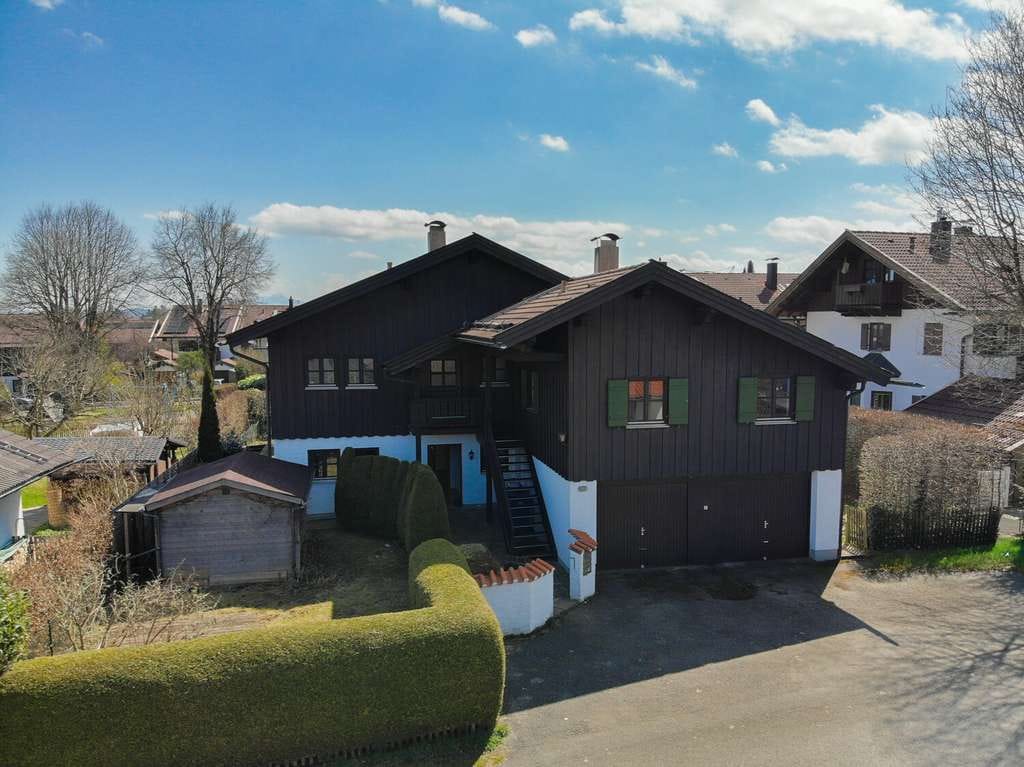 Immobilie in Holzkirchen - Großzügiges Zweifamilienhaus mit Einliegerwohnung in attraktiver Lage von Holzkirchen - Bild 1
