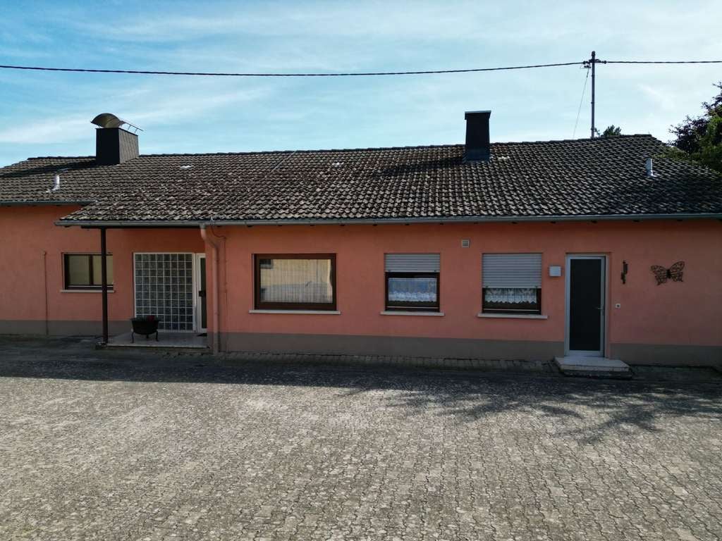 Immobilie in Stadecken-Elsheim - Großer Bungalow mit Keller, Garten, Nebengebäude und Stellflächen in Stadecken-Elsheim zu verkaufen - Bild 1