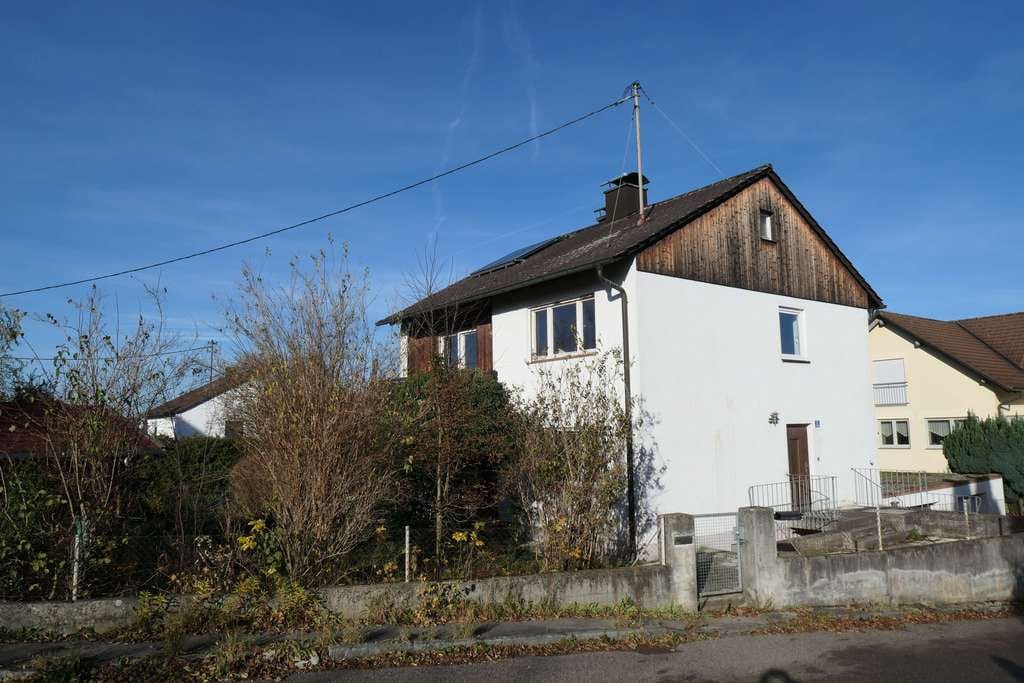 Immobilie in Mainburg - Top Lage! Nähe Salvatorberg! Renovierungsbedürftiges Wohnhaus mit 2 Wohneinheiten und Garagen - Bild 2