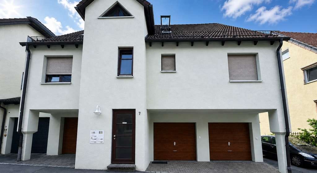 Immobilie in Eningen unter Achalm - Attraktive 2,5-Zimmer-Wohnung in Eningen Mitte - Kleines MFH + Top Garage - Bild 1