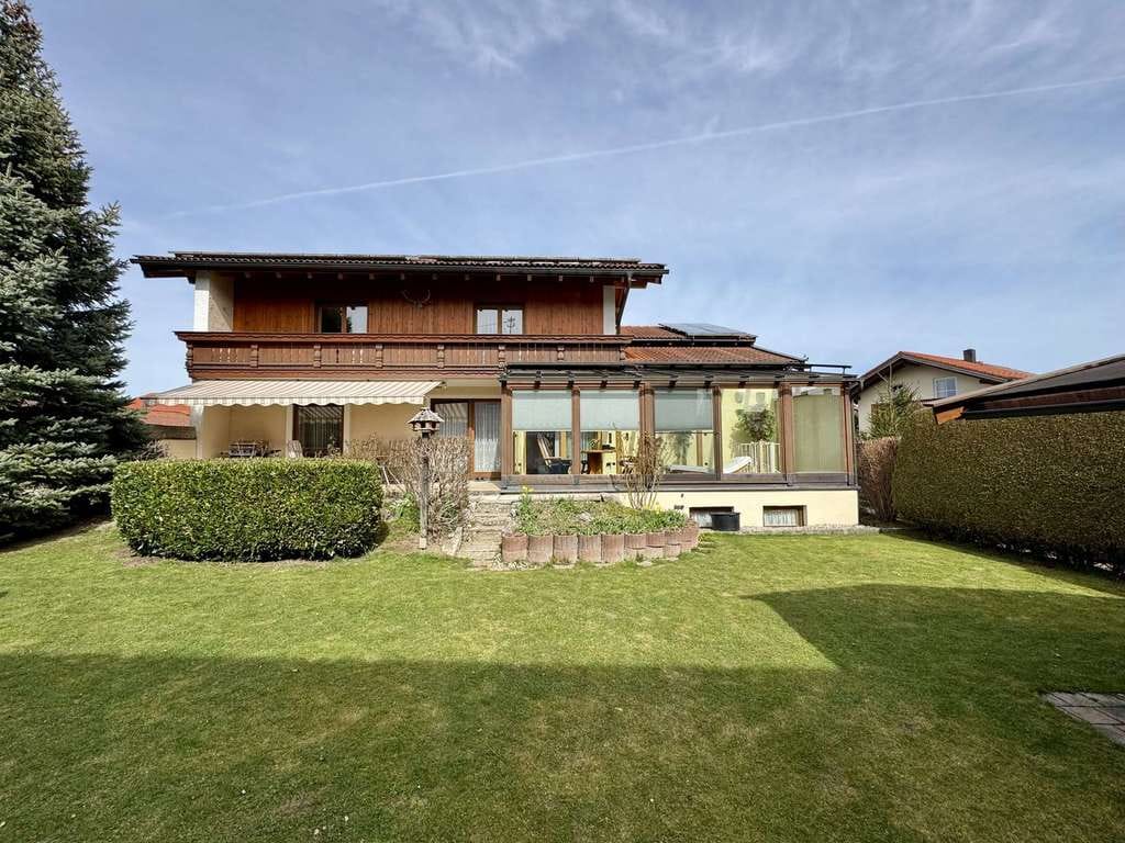 Immobilie in Grassau - Großzügiges Wohnhaus mit zwei Einheiten, Wintergarten & ruhiger Ortsrandlage - Mietenkam - Bild 1