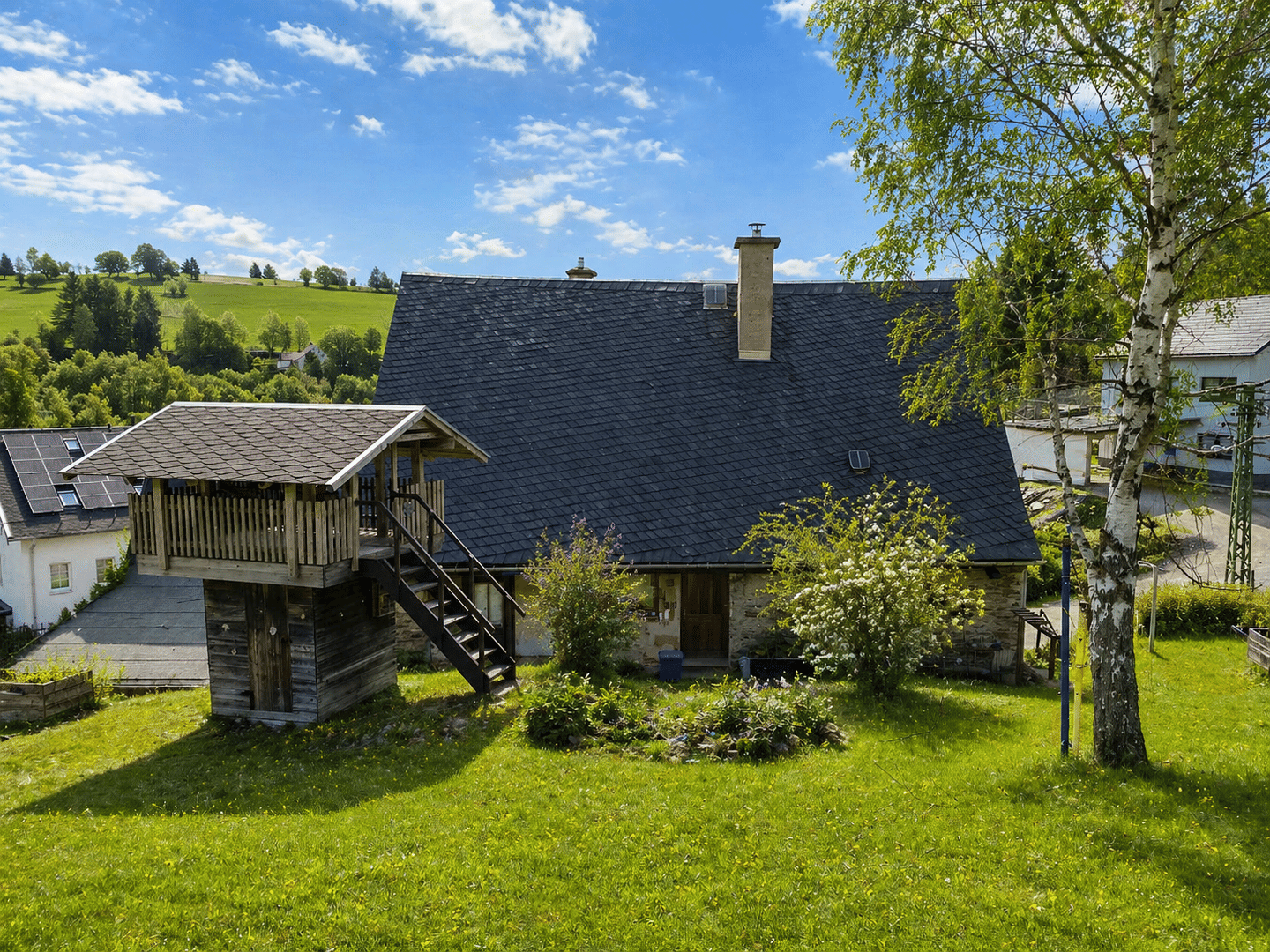 Immobilie in Bärenstein - Liebevoll saniertes Familiendomizil im Erzgebirge mit Garten und Ausbaupotenzial - Bild 1