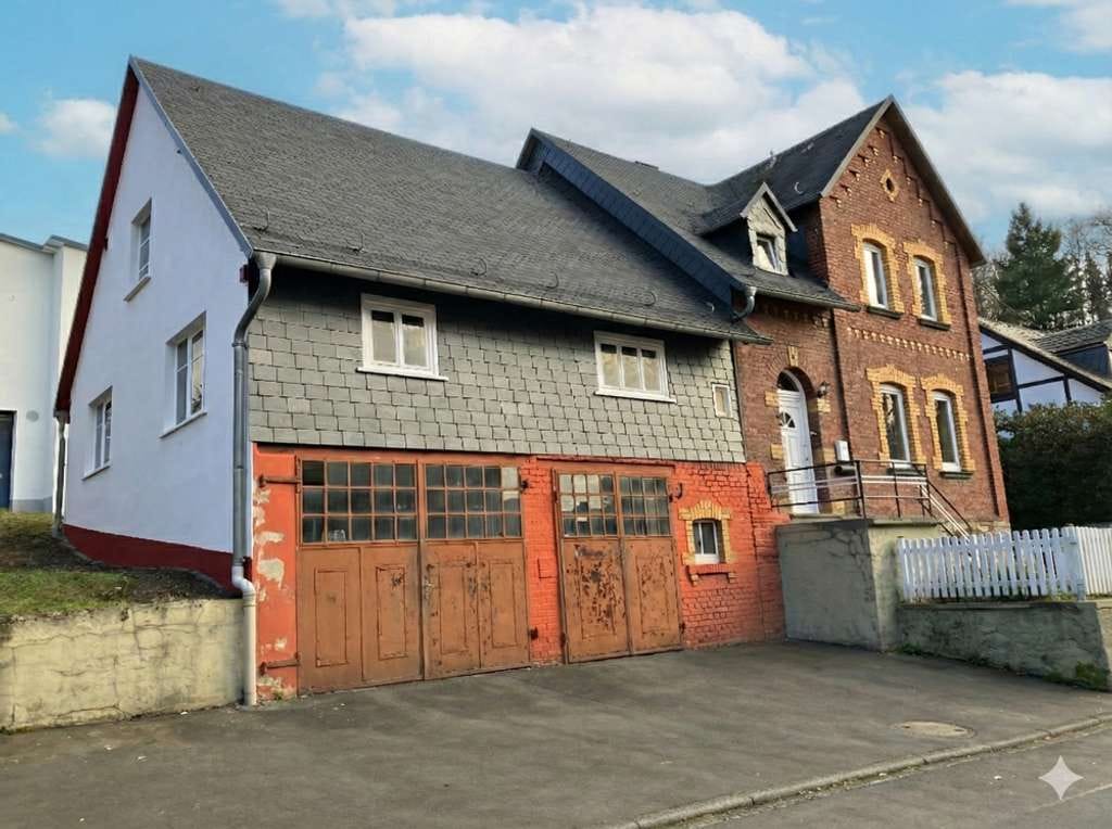 Immobilie in Nistertal - Westerwälder Geschichte mit Gesicht: Ihr neues Zuhause mit besonderer Fassade in 57647 Nistertal - Bild 1