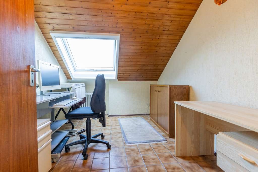Immobilie in Bischofsheim - 3-Zimmer-Dachgeschosswohnung mit Tageslichtbad und Garage in kleinem Mehrfamilienhaus - Bild 3