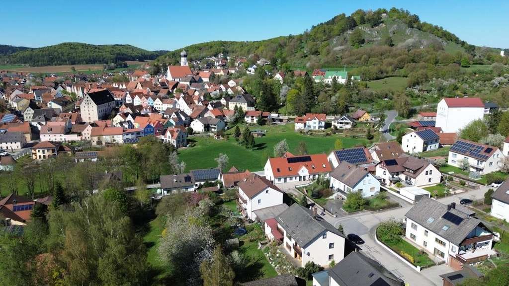 Immobilie in Velburg - Ein-bis Zweifamilienhaus als perfektes Familien-Domizil!   
   Velburg - Am Finkenherd - Bild 2