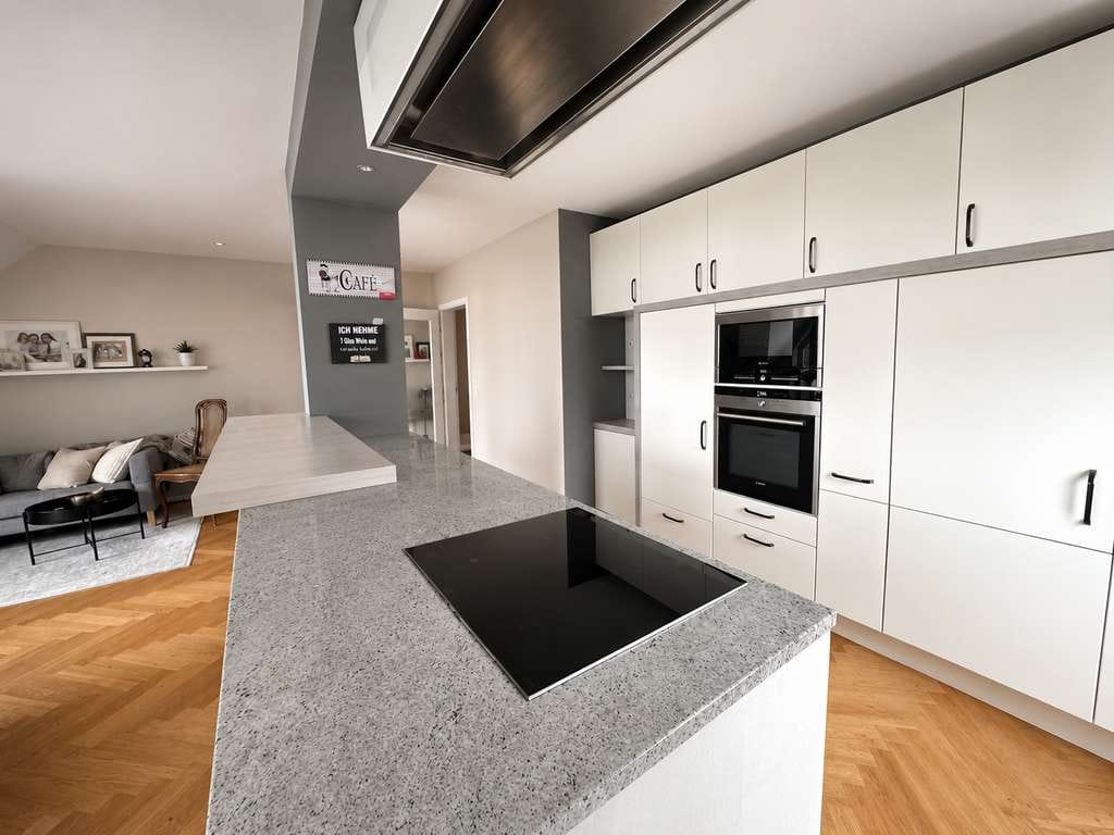 Immobilie in Ellgau - Exklusive und hochwertig ausgestattete 3 ZKB mit gr. Balkon, EBK und Garage! KFW 40 Plus - Bild 3