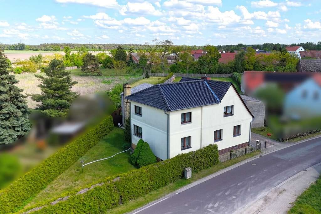 Immobilie in Wenzlow - Platz & Potenzial - Großes Wohnhaus mit 180 m² Wohnfläche, Nebengebäuden und Scheune - Bild 1