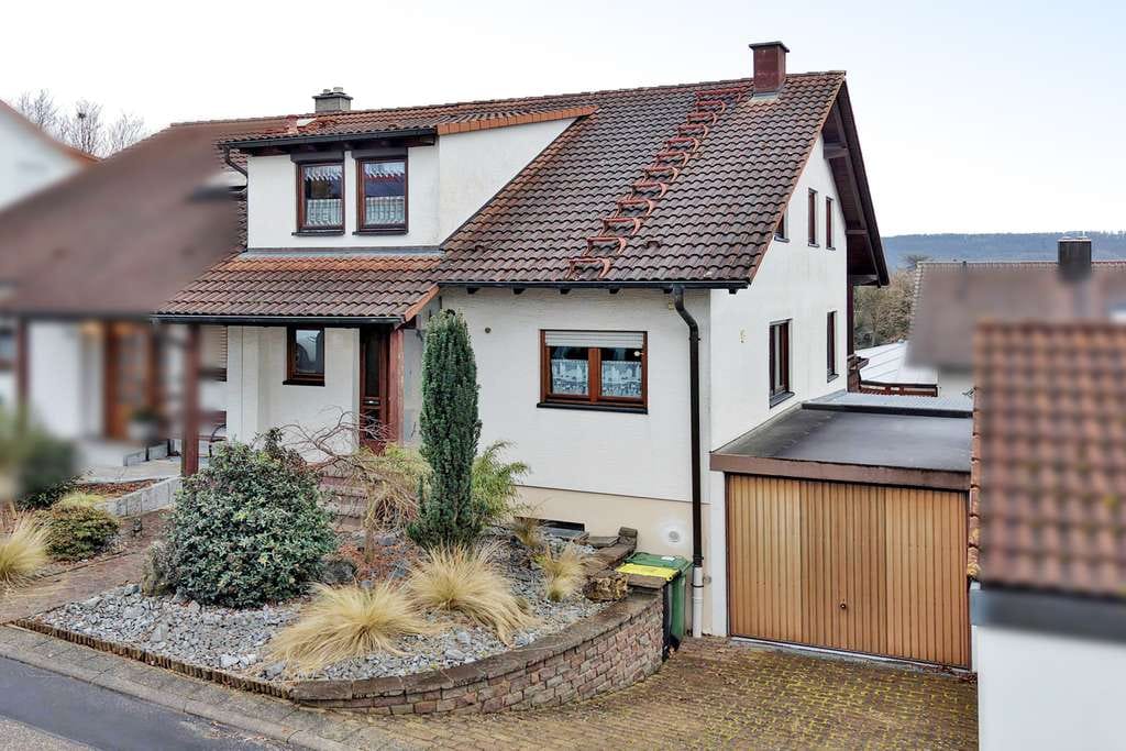 Immobilie in Knittlingen - Charmante Doppelhaushälfte mit viel Platz für die Familie – Balkon, Garten & Garage - Bild 0