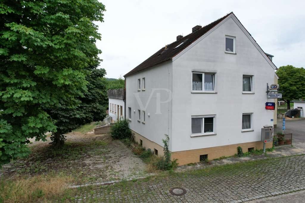 Immobilie in Kinding - Preisreduzierung:
Wohnraum satt!
Einfamilienhaus, Dachgeschosswohnung, angeschlossener Gasthof mit - Bild 1