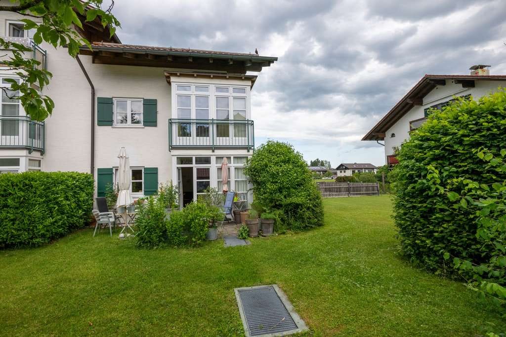 Immobilie in Prien am Chiemsee - Lichtdurchflutetes 2-Zimmer-Juwel in Prien – mit Erker und sonniger Südterrasse - Bild 0