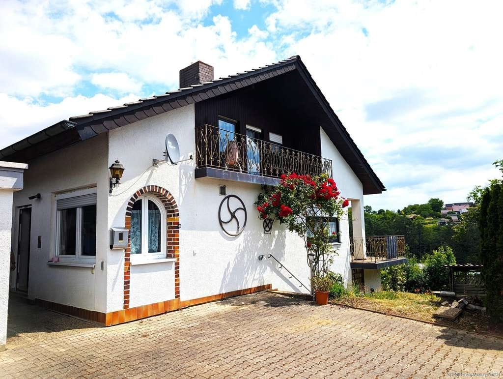 Immobilie in Buchen (Odenwald) - Viel Platz für Ihre Lebensentwürfe: Freistehendes Einfamilienhaus mit Einliegerwohnung und Ausbaupot - Bild 0