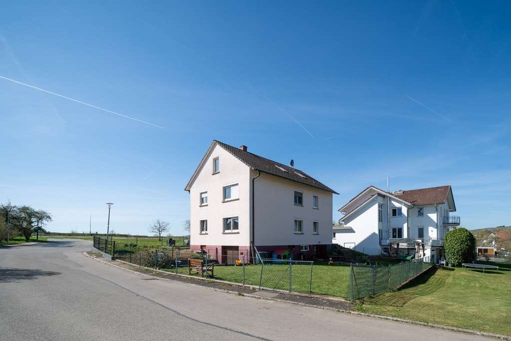 Immobilie in Tengen - Großzügiges Zweifamilienhaus mit Gartenfreude und Potenzial - Bild 0