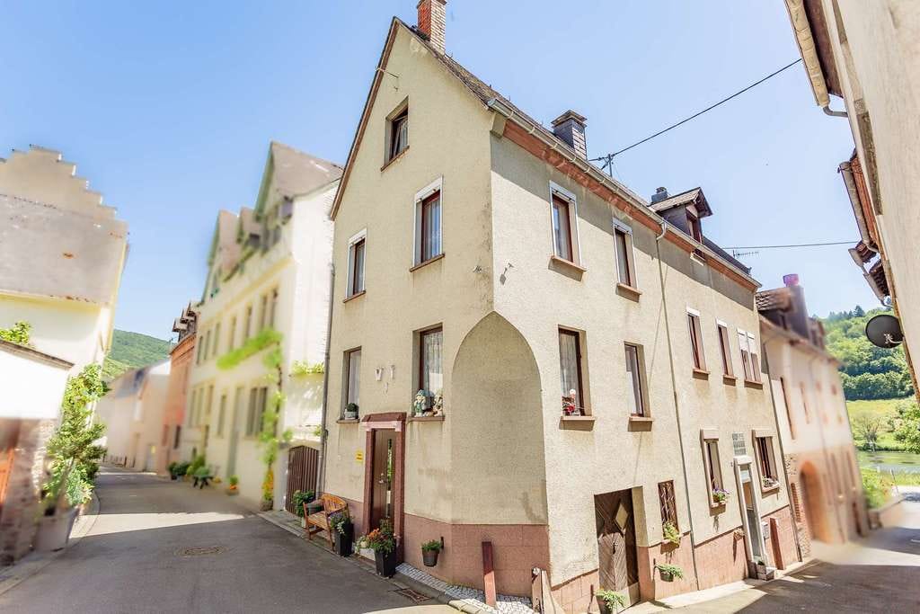 Immobilie in Zell (Mosel) - Renoviertes Wohnhaus aufteilbar in drei Apartments plus Café in ruhiger Lage von Zell-Merl - Bild 0