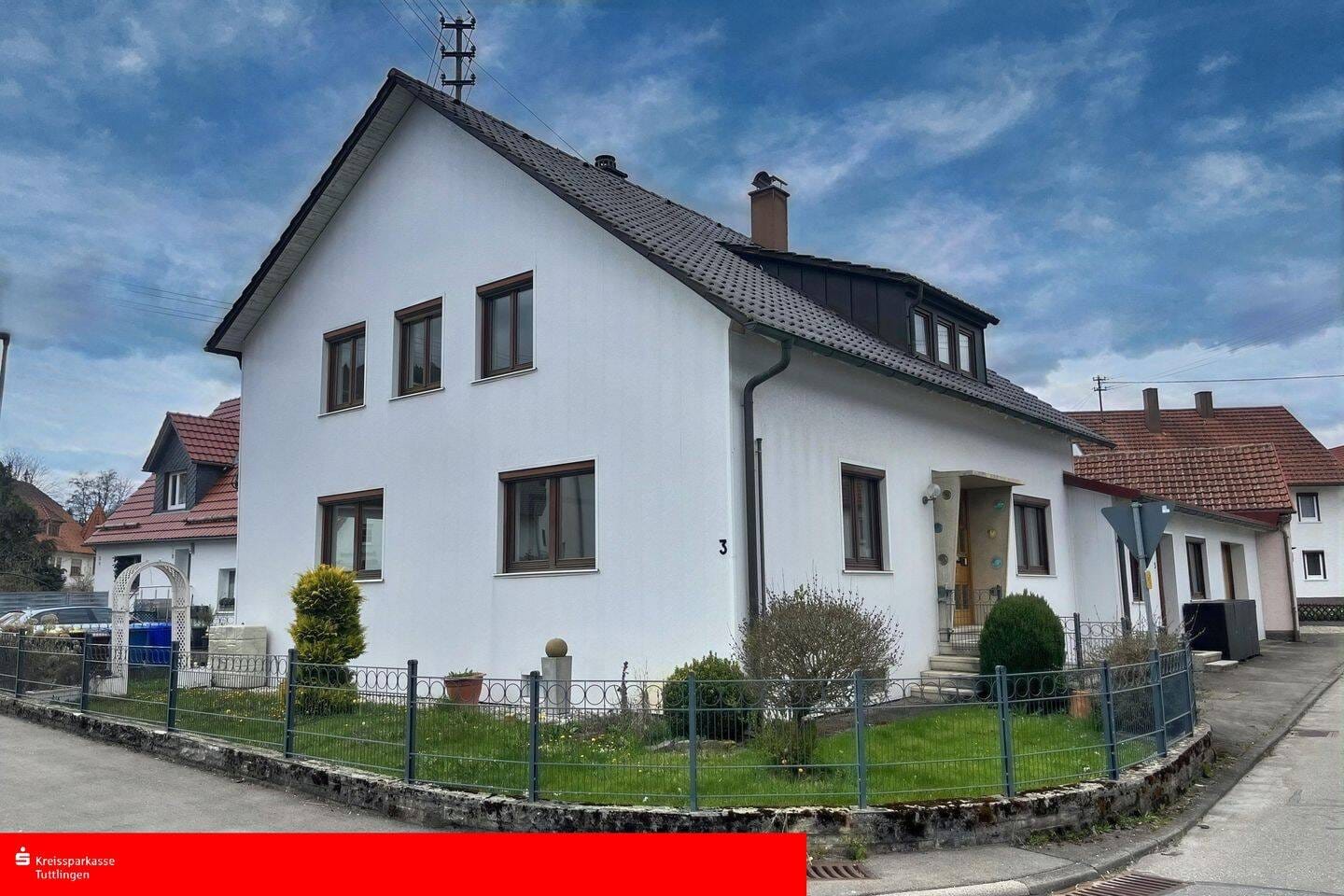 Immobilie in Wehingen - Wohnhaus mit Gewerbemöglichkeit und 4 Garagen in Wehingen - Bild 0