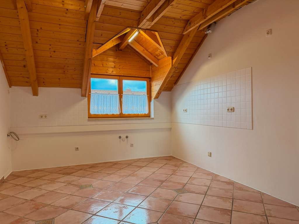 Immobilie in Wörthsee - Traumhafte Dachgeschosswohnung mit Kaminofen und Einzelgarage in Wörthsee - Bild 3