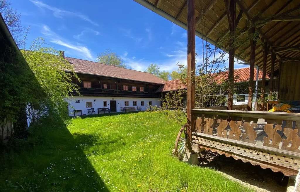 Immobilie in Gangkofen - Historischer Vierseithof mit großem Garten, altem Baumbestand und kultureller Geschichte - Bild 1