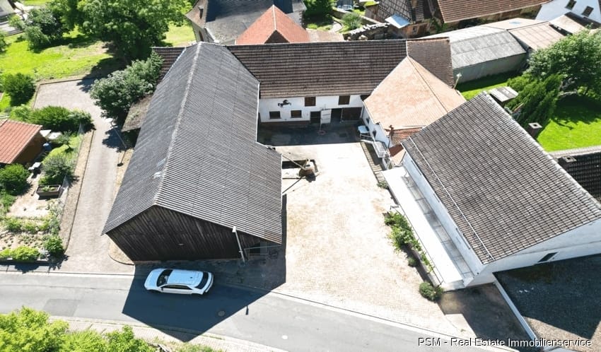 Immobilie in Lützelbach - Wohnhaus, gr. Garage, ehem. Pferdezucht mit 9x Boxen, 2x Scheunen, Lager-Heuböden im Dreiseitenhof.. - Bild 0