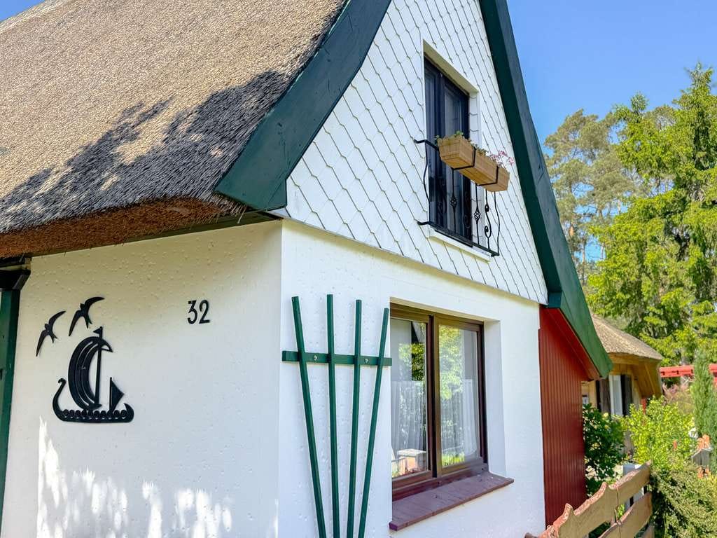 Immobilie in Sundhagen - Reetdach-Ferienhaus in Stahlbrode // 183 m bis zum Wasser // Garten, Terrasse & Stellplatz - Bild 2