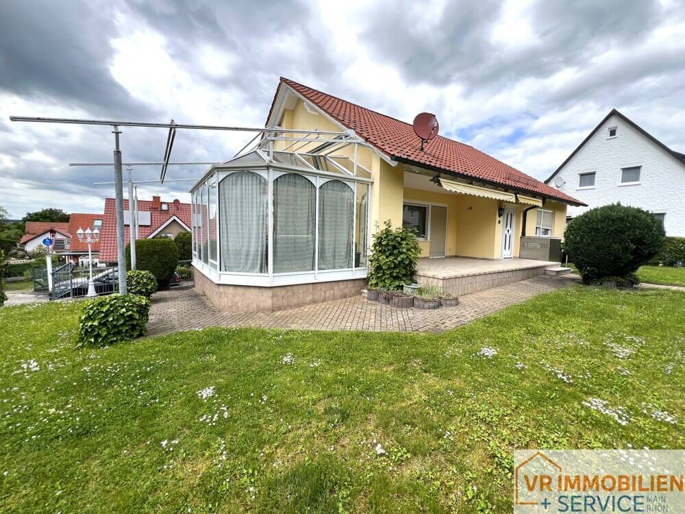 Immobilie in Bad Königshofen im Grabfeld - Wohnen auf einer Ebene mit Wintergarten & großem Garten in ruhiger Lage von 97631 Bad Königshofen! - Bild 0