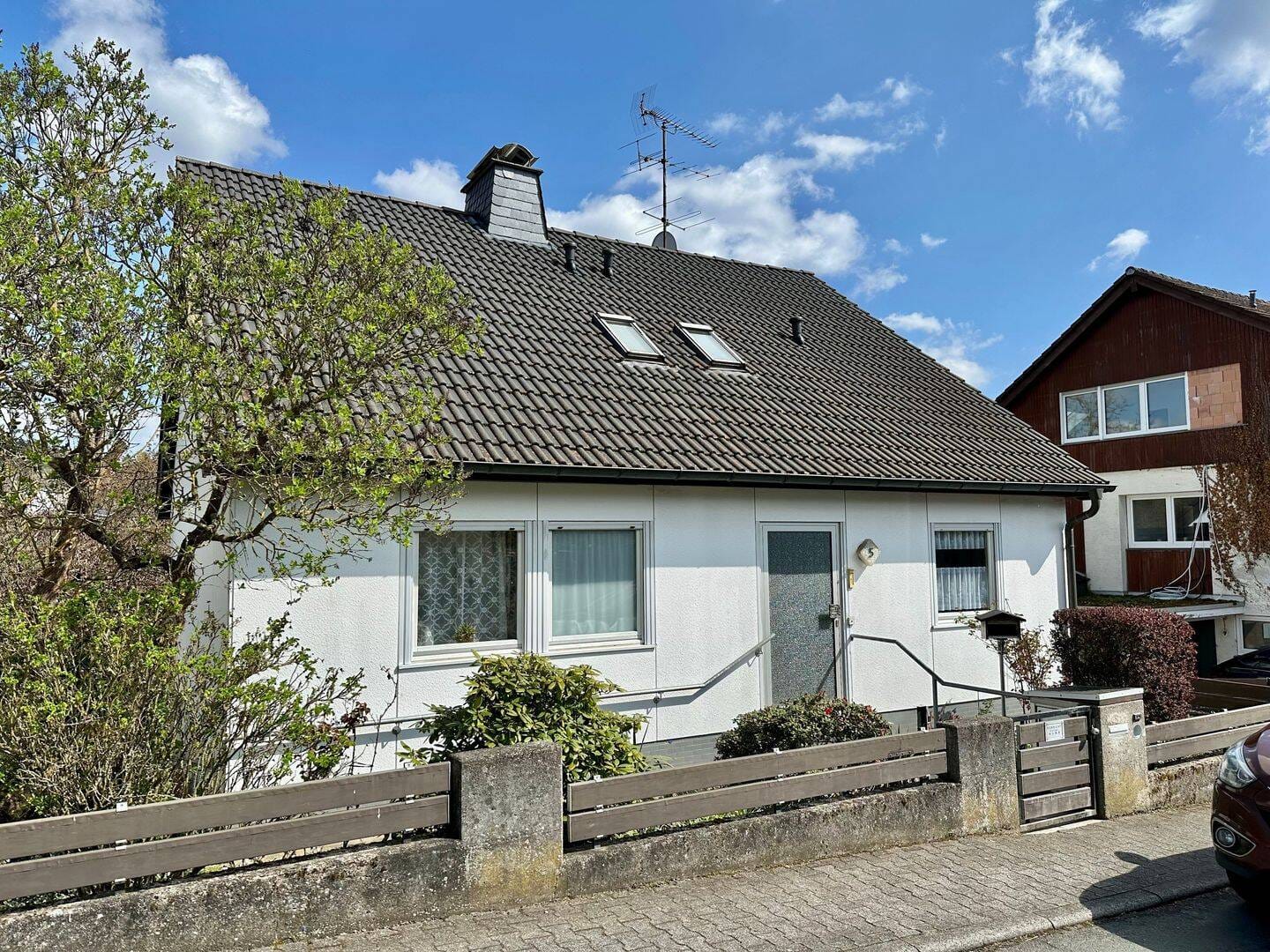 Immobilie in Taunusstein - Freistehendes Einfamilienhaus mit Doppelgarage in Taunusstein-Wingsbach - Bild 1