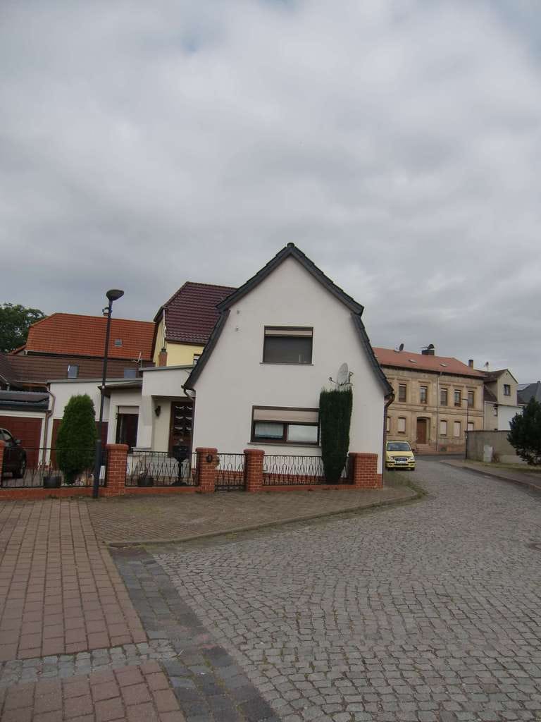 Immobilie in Roßleben-Wiehe - Einfamilienhaus mit Zufahrt/Garage und Garten in ruhiger Lage von Roßleben - Bild 0