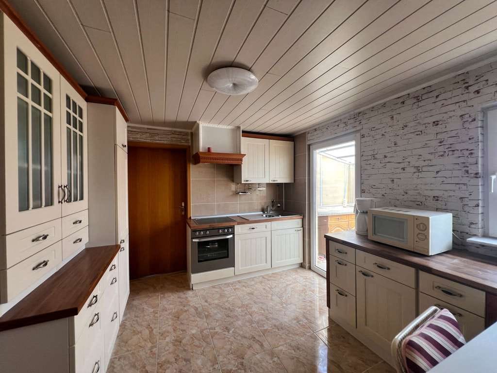 Immobilie in Bisingen - Helle Dachgeschosswohnung mit viel Tageslicht, überdachtem Balkon, Stellplatz und modernisiertem Bad - Bild 3