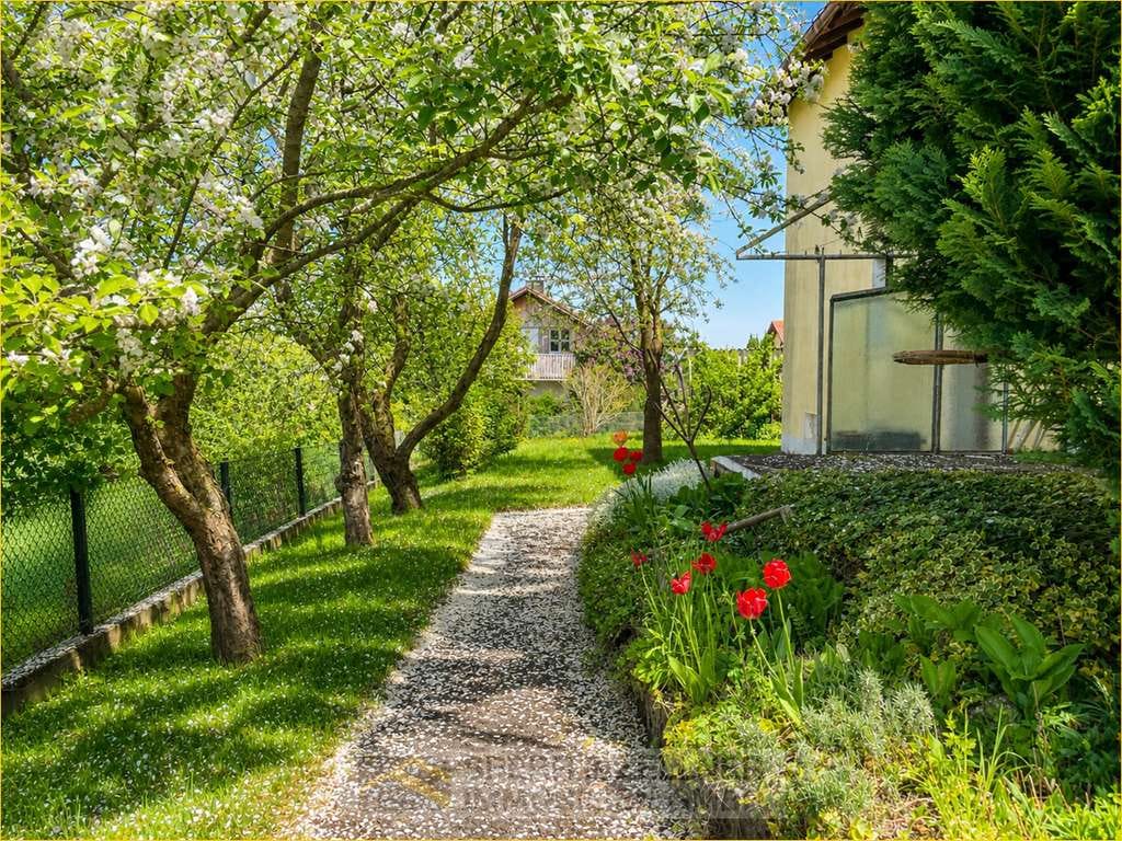 Immobilie in Dorfen - Dorfen – Mehrgenerationenwohnen leicht gemacht: 8-Zimmer-Zweifamilienhaus mit großem Garten - Bild 0