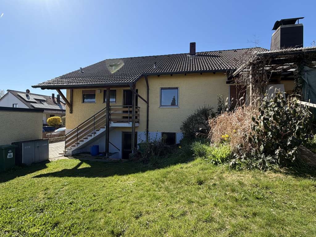 Immobilie in Lappersdorf - Raum für Ideen: freistehendes Haus mit Einliegerwohnung & großem Grundstück - Bild 1
