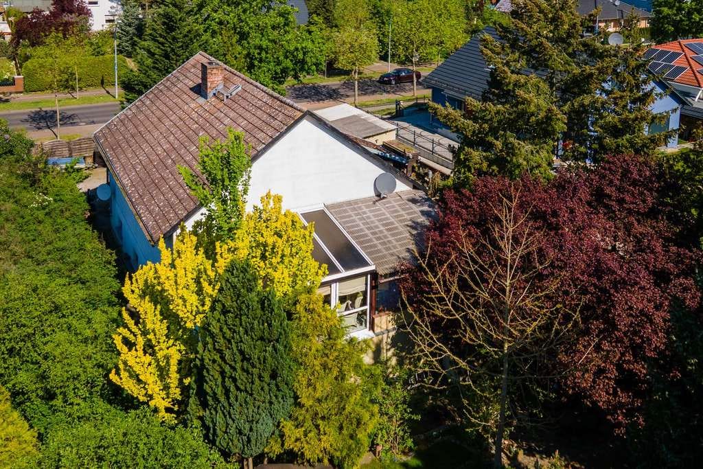 Immobilie in Fredersdorf-Vogelsdorf - Einfamilienhaus in Fredersdorf - Mit Wintergarten, Einbauküche, Pool, Garten, opt. Einliegerwohnung - Bild 2