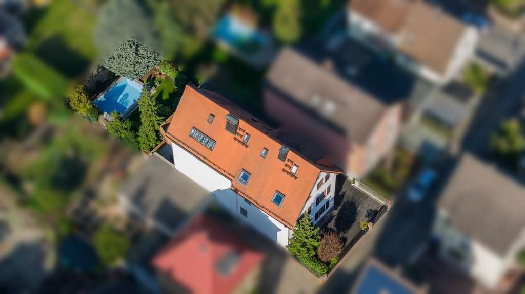 Immobilie in Bischofsheim - Zwei große Häuser (sehr guter Zustand) im Doppelhaus-Stil mit Tageslichtbädern und einladendem Pool - Bild 1