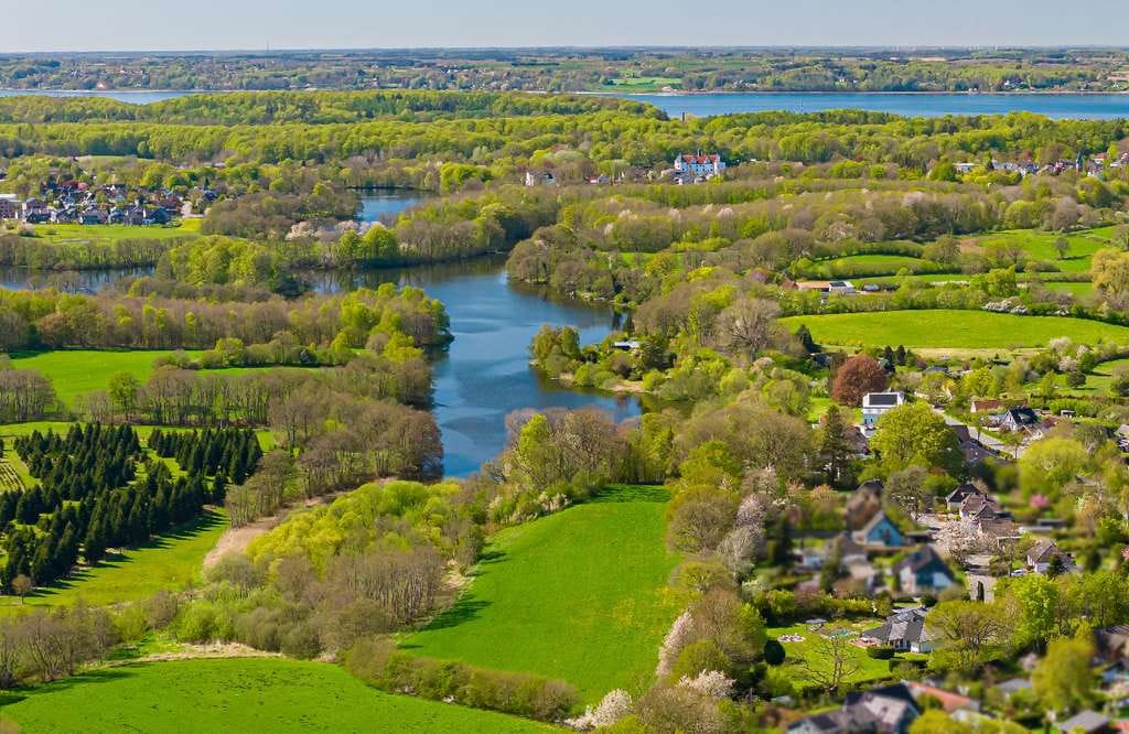 Immobilie in Munkbrarup - Exklusiver Bungalow bei Glücksburg in Meernähe, parkähnliches Grundstück, Pool und Saunahaus - Bild 0