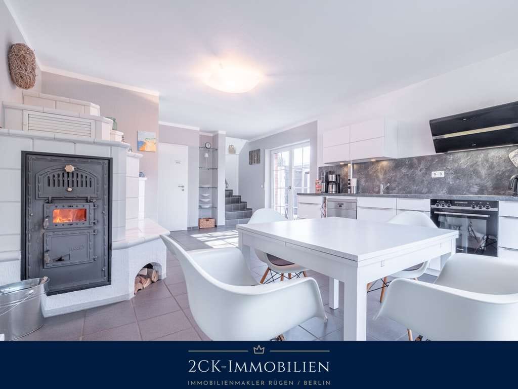 Immobilie in Wiek - Nachhaltig & Strandnah: Massivhaus, verklinkert auf 1.015 m² Grundstück mit PV, Sauna und Kamin! - Bild 1