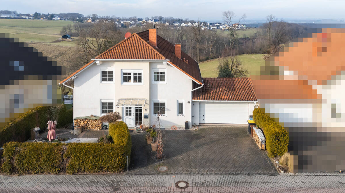 Immobilie in Horhausen (Westerwald) - Einfamilienhaus mit Einliegerwohnung, Doppelgarage und Garten. Willkommen in Horhausen! - Bild 2