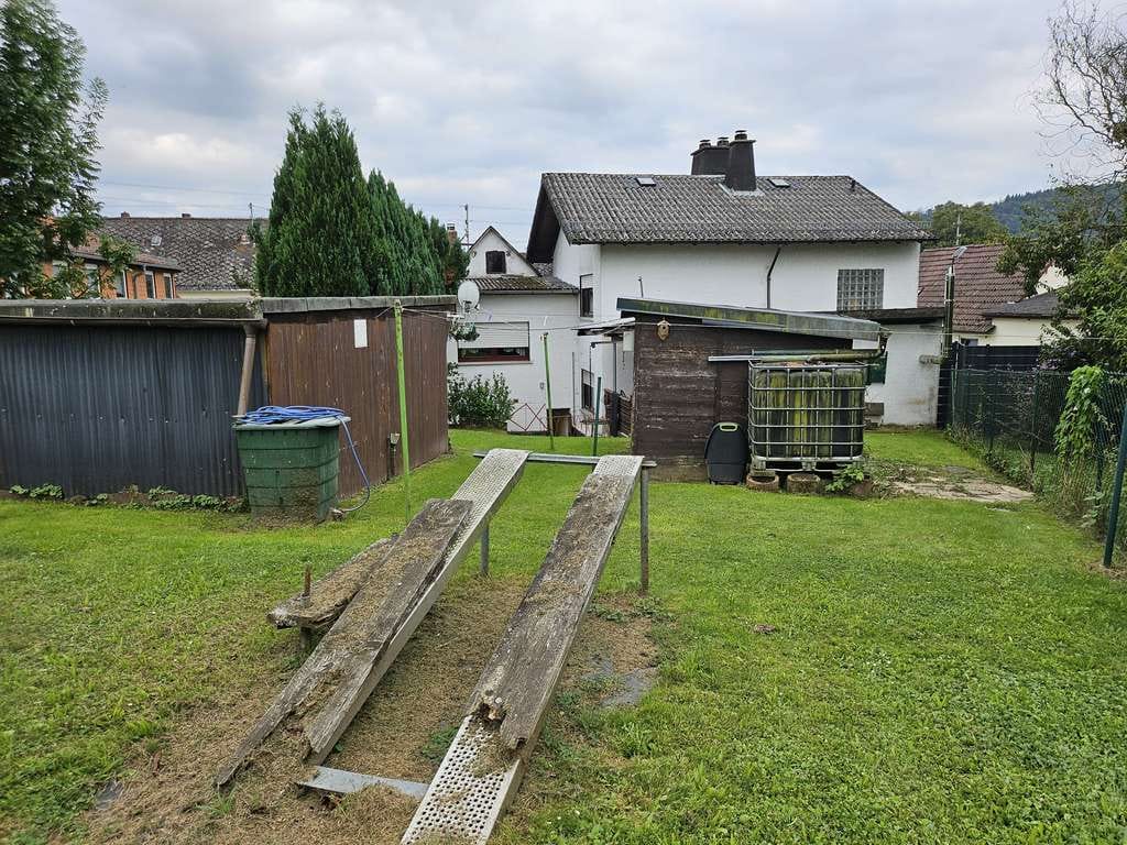Immobilie in Weinbach - Zwei Einfamilienhäuser auf einem großzügigen Grundstück mit Doppelgarage - Bild 3
