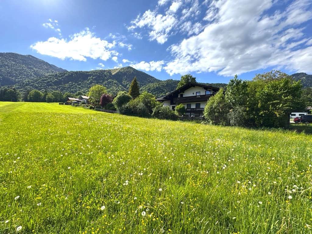 Immobilie in Schleching - Hochwertiges ZFH mit 2 zusätzlichen Appartements und 2 integrierten Garagen in herrlicher Lage - Bild 1