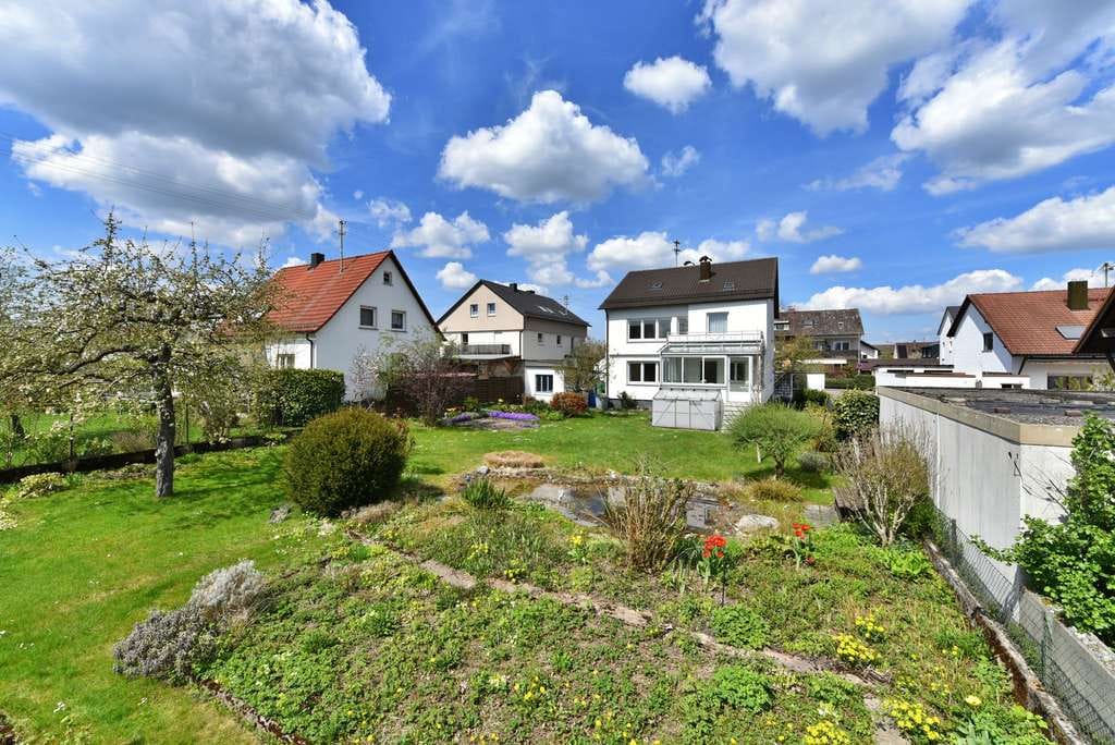 Immobilie in Vöhringen - Ruhig gelegenes Zweifamilienhaus mit traumhaften Grundstück in Vöhringen - Bild 0